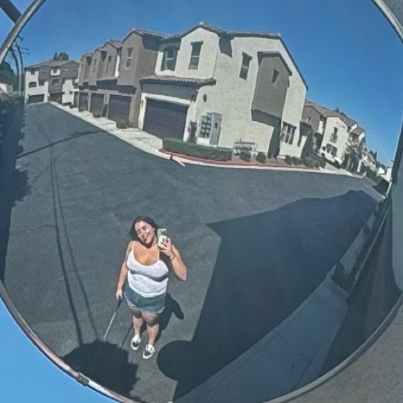 Meet your Posher, Alyssa - Picture 4 of 4